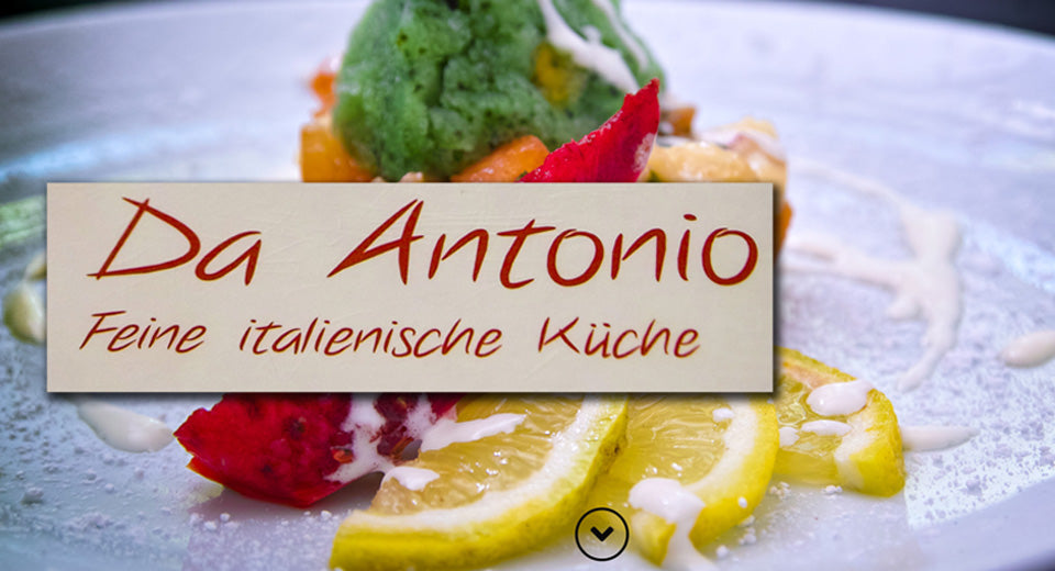 Screenshot der Da Antonio Webseite: Schriftzug "Da Antonio - Feine italienische Küche. Im Hintergrund ein Teller mit Essen.