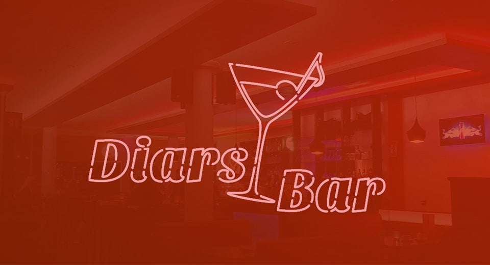 Eine in rot ausgeblendete Bar, darauf ein Cocktailglas und der Schriftzug "Diars Bar".