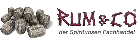 Logo von RUM & CO - Der Sprituosen Fachhandel bestehend aus Schrift und daneben liegenden Weinfässern.