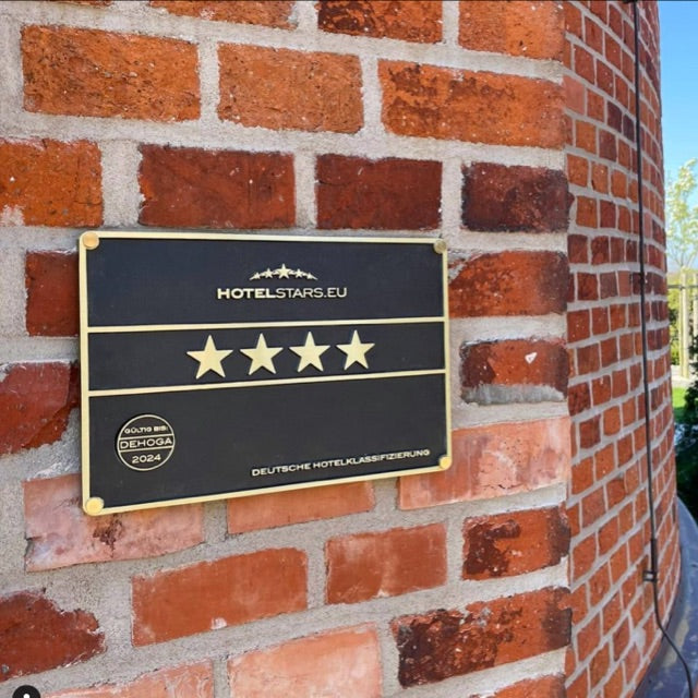 4-Sterne Zeichen von Hotelstars.eu an der Fassade des Wasserturm Bad Segeberg.