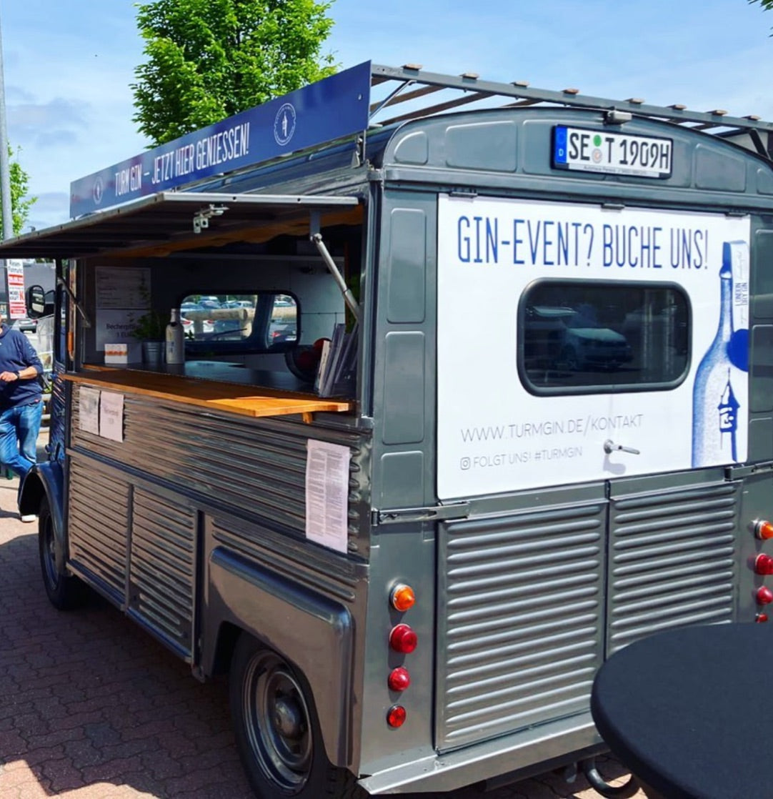 Geöffneter TURM GIN Truck mit einem Plakat "Gin-Event? Buche uns!".
