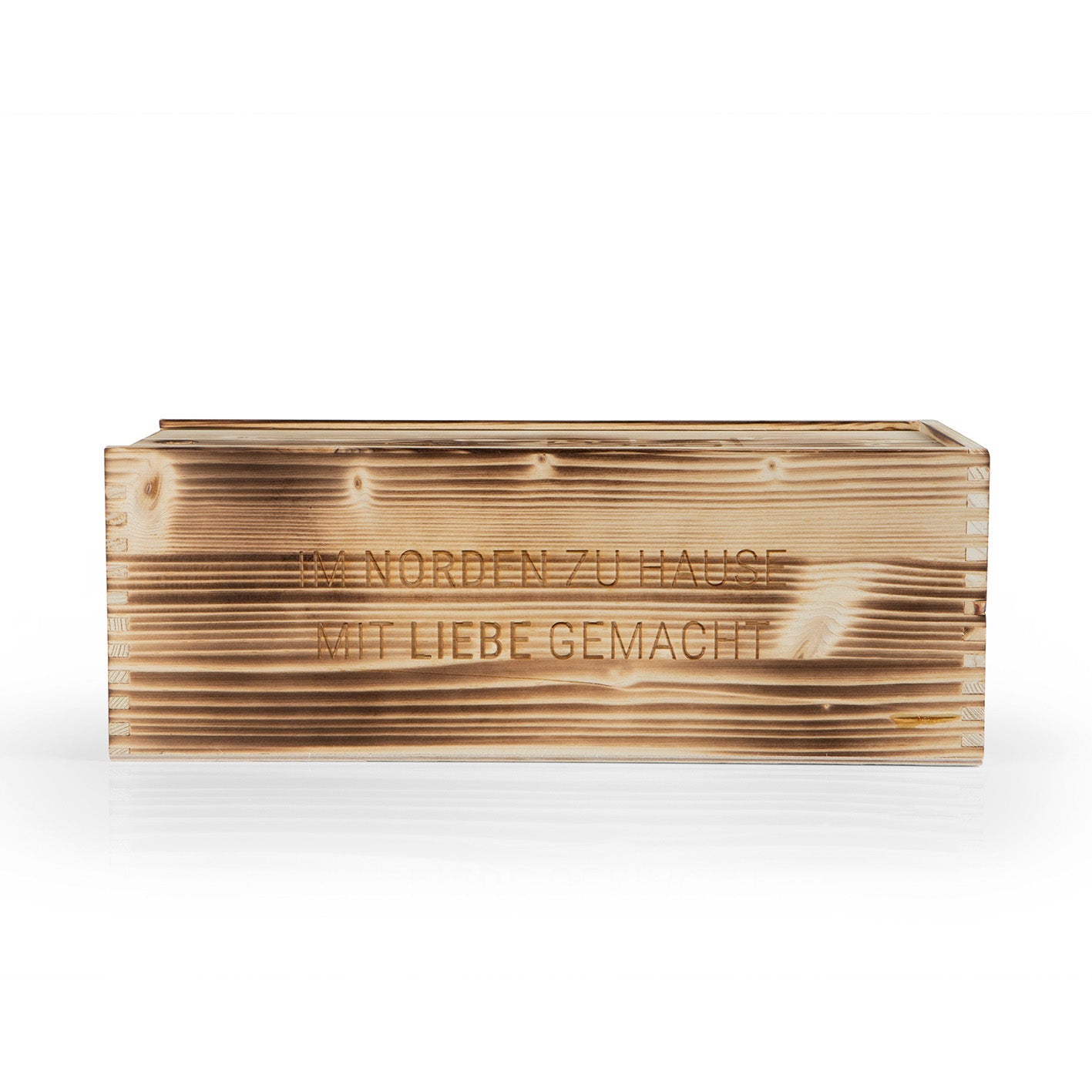 Holzverpackung der TURM GIN Magnum-Flasche liegend mit ins Holz gebrannten Schriftzug "Im Norden zuhause - Mit Liebe gemacht".