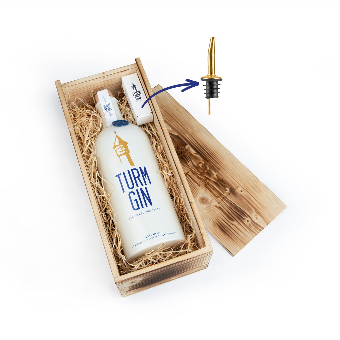 TURM GIN Magnum-Flasche mit 1,5 Litern verpackt in Holzverpackung auf Stroh vor weißem Hintergrund mit Detaildarstellung des Ausgießers.