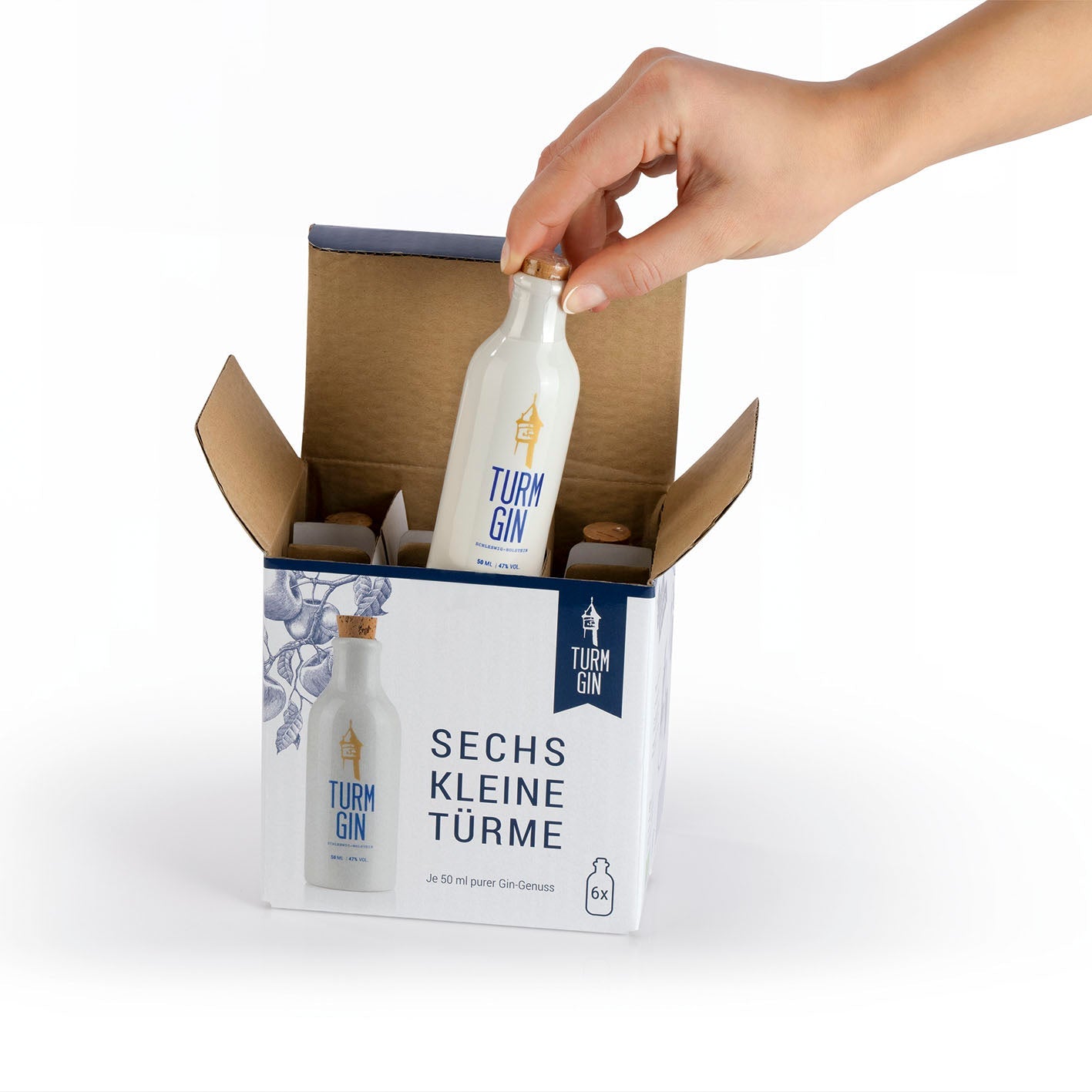 Eine TURM GIN Miniatur-Flasche wird aus dem 6er-Set Karton gezogen.