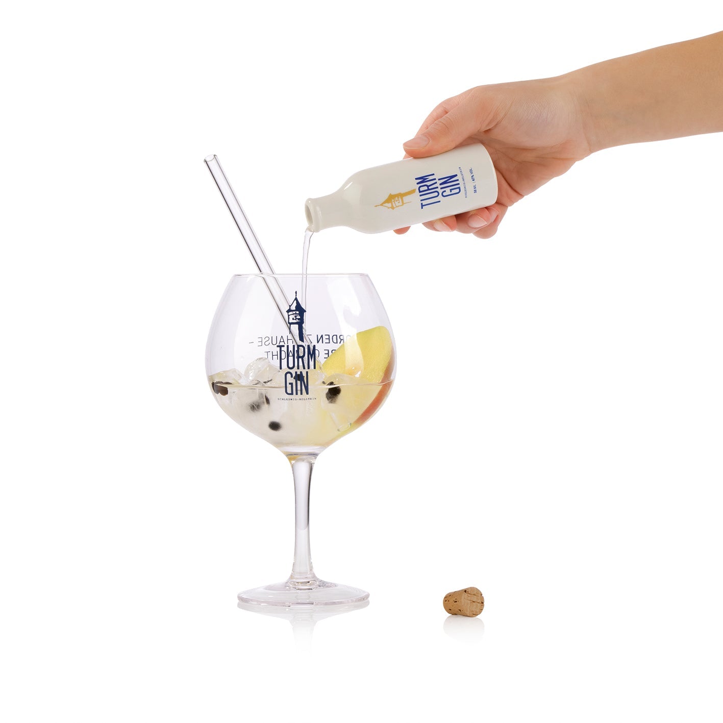 TURM GIN Miniatur-Flasche beim Einschenken in ein Gin-Glas durch eine Frauenhand.