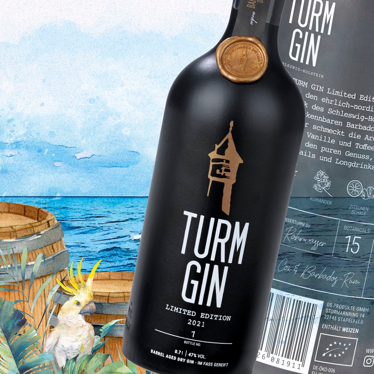 Schwarze TURM GIN Barrel Aged Flasche der Limited Edition 2021 vor einem Gemälde mit Meer und Holzfass.